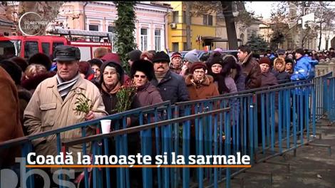 Coadă la moaște și la sarmale, la Brăila