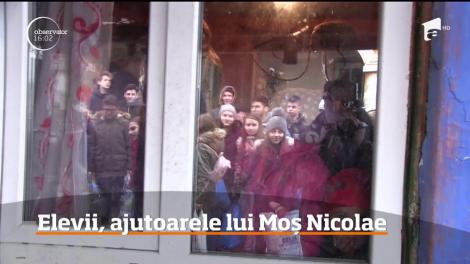 Elevii unei clase a VIII-a din Craiova, ajutoarele lui Moş Nicolae