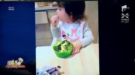 Smiley News. Imagini greu de privit! O fetiță refuză dulciuri și mănâncă cu poftă broccoli