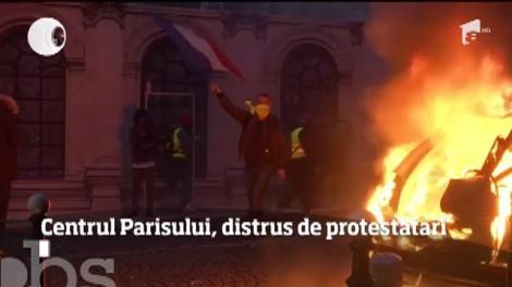 Al patrulea act al protestelor violente din Paris a lăsat în urmă 55 de răniţi şi pagube imense!