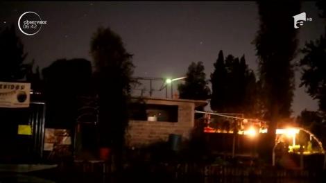 Imagini spectaculoase vin din Mexic. Un locuitor din capitala Mexico City a reuşit să surprindă momentul în care un metereorit a luminat cerul, la primele ore ale dimineţii