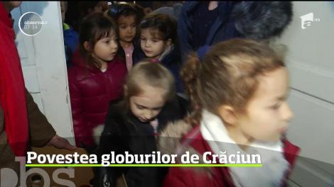 Sute de copii au trecut pragul fabricii de globuri din localitatea dâmboviţeană Pucioasa, ca să-i vadă pe spiriduşii lui Moş Crăciun cum pregătesc decoraţiunile pentru brad!