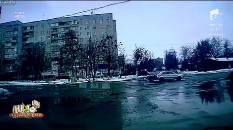 Ca un James Bond a alunecat pe gheață! Un tânăr i-a lăsat mască pe toți trecătorii! (VIDEO)