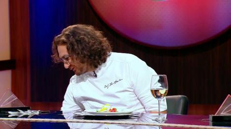 Mașinute, jocuri pe calculator? Nici vorbă! Ei se "joacă" în bucătărie! Doi puști fac deliciul chefilor