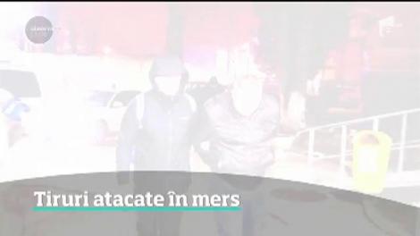 Hoţii cascadori au dat lovitura din maşini în mers, la 100 de kilometri pe oră. Imagini incredibile