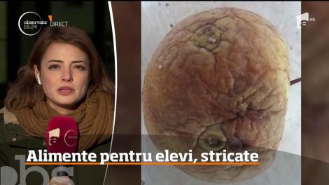 Mere stricate şi cornuri mucegăite pentru elevii unei școli din Neamţ!