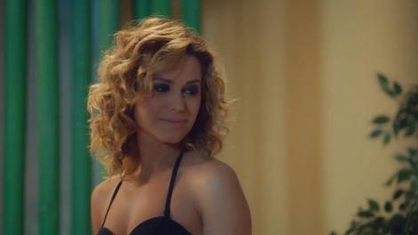 Alex o privește pe Sonia în timp ce înoată în piscină