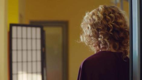 Sonia îl surprinde pe Alex în timp ce face duș