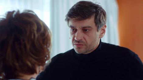 Adrian încearcă să o atragă pe Roxana de partea lui. “Aș face orice să-l dau afară pe imbecilul ăla! Mă ajuți?"