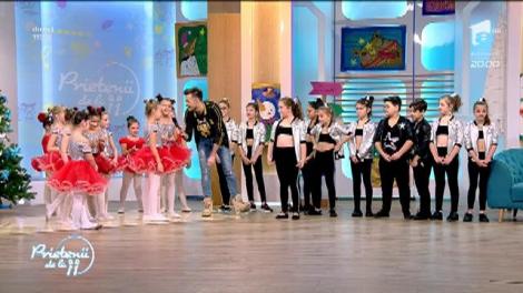 Alexandra Vasile, de la trupa Dolls, îndrumă pașii copiilor pe ringul de dans