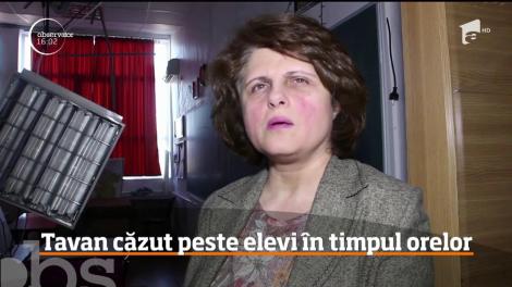 Un videoproiector s-a desprins din tavanul unei clase şi a căzut peste o bancă, în timpul orelor de curs. S-a întâmplat într-un liceu din Buzău
