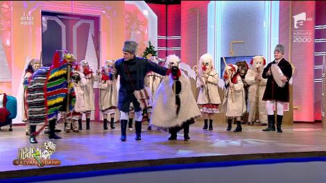 Ansamblul Folcloric "Codrii Neamțului", dans în platoul de la Neatza