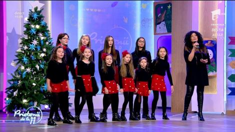 Nico cântă, la "Prietenii de la 11", melodia "Vine Crăciunul"