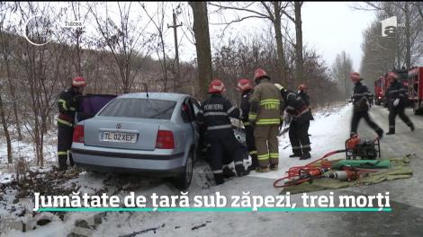 Viscolul şi ninsorile au lovit jumătate de ţară. În câteva ore au fost zeci de accidente, iar alerta de vreme rea nu a trecut