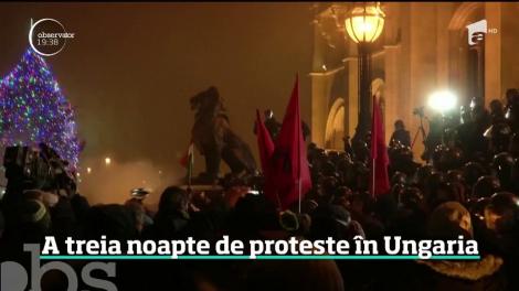 Mii de oameni au protestat în Ungaria, faţă de legea care creşte numărul orelor lucrate suplimentar