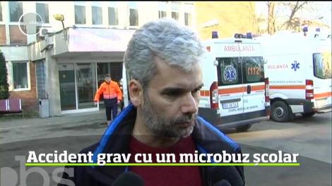 Grav accident în care a fost implicat un microbuz şcolar. 14 copii au fost în mare pericol, după ce o maşină condusă de un tânăr de 19 ani a intrat în vehiculul în care se aflau elevii