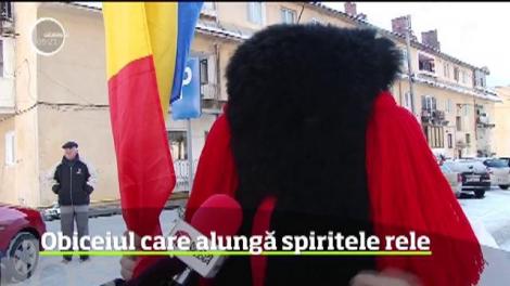 Brondoşii, colindătorii care poartă măşti şi fac zgomot ca să sperie spiritele rele