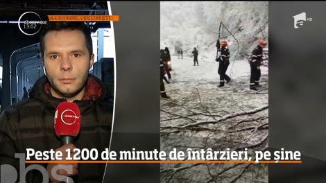 Iarna a creat probleme în jumătate din ţară. Sute de oameni au rămas blocaţi în trenuri, care s-au oprit din cauza ninsorii