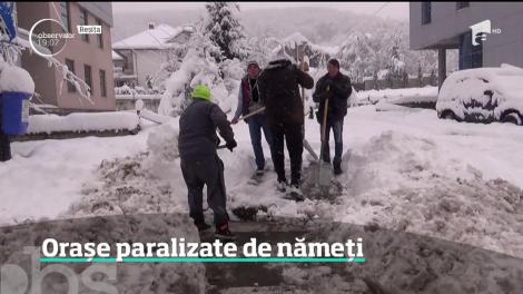 Iarna a paralizat vestul ţării. Oraşe întregi, cu zeci de mii de oameni, stau fără curent electric, apă sau căldură