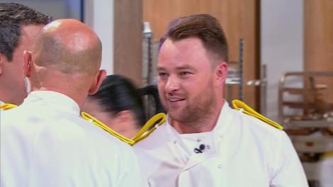 Primul accident în bucătăria "Chefi la Cuțite"! Marian Rusu și-a tăiat un deget