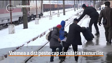 Urgie albă peste România! Zeci de oameni sunt blocaţi în gara din Drobeta Turnu Severin, din cauza zăpezii