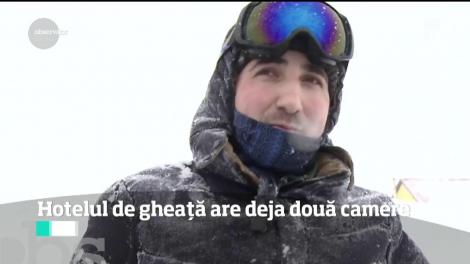 În vârf de munte, la Bâlea Lac, se ridică şi în acest an hotelul de gheaţă. Camerele sunt deja rezervate