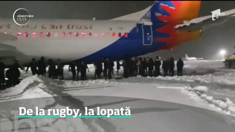Sportivii unei echipe engleze de rugby au ajutat la deszăpezirea pistei de pe Aeroportul Internaţional Timişoara