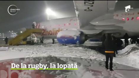 Au venit în România să joace rugby, dar au ajuns să deszăpezească aeroportul din Timișoara!