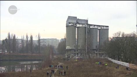 Demolare spectuloasă în Polonia. Patru silozuri s-au făcut una cu pământul