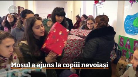 Moş Crăciun a ajuns la copiii nevoiaşi de la o şcoală din comuna Serbeşti, din Bacău