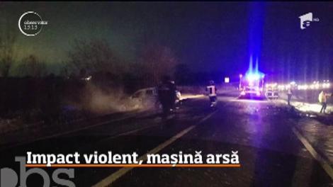 Accident rutier violent urmat de incendiu. Patru oameni au fost răniţi