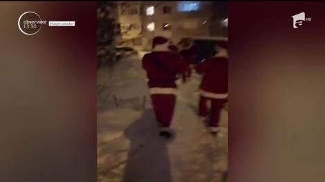 Oraşul Roman, invadat de un grup muzical format din Moş Crăciuni. Ce le-au cântat localnicilor