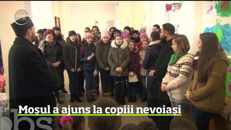 Moș Crăciun a ajuns la copiii nevoiași de la o şcoală din comuna Serbeşti, din Bacău