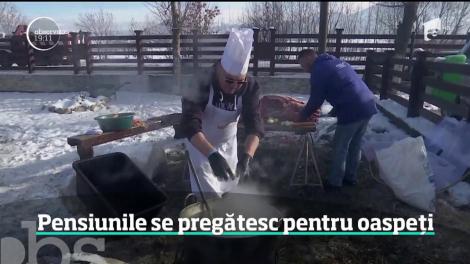 Odată cu minivacanţa, începe şi exodul românilor spre sate şi staţiuni! Pe şosele, e deja haos, iar la pensiunile din toată ţara se fac pregătiri de sărbătoare