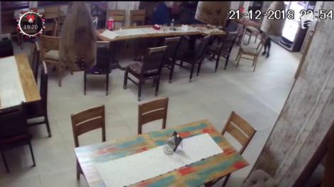 Bătaie ca în filme într-un bar din Craiova. Un tânăr și un antrenor de box au fost protagoniștii unui scandal care a devastat întreg localul
