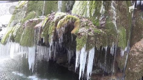 Imagini desprinse parcă din basme! Cascada Bigăr, una dintre cele mai frumoase căderi de apă din lume, a îngheţat din nou