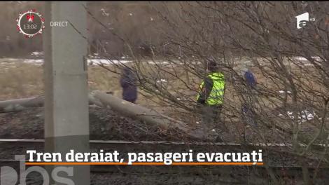 O femeie a ajuns la spital, după ce ultimele două vagoane ale unui tren de persoane au deraiat, pe ruta Bucureşti-Arad