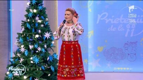 Colind de Crăciun. Maria Cârneci cântă "La mulți ani, Românii mei"