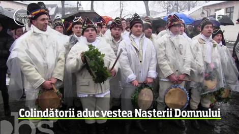 Crăciunul nu ar avea farmec fără colinde. În toate colţurile ţării, tinerii, îmbrăcaţi în costume populare, merg din casă în casă pentru a vesti Naşterea Domnului