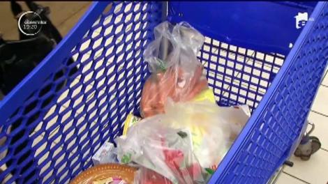 Pe români, a doua zi de Crăciun i-a prins în faţa rafturilor din supermarketuri!