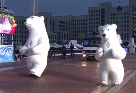 Paradă spectaculoasă de Crăciun, în Belarus! Aproape o mie de oameni deghizaţi în Moşi şi în Fecioare ale Zăpezii au mărşăluit pe străzile din centrul capitalei Minsk