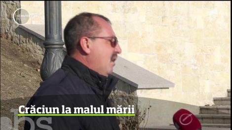 La malul mării, Moş Crăciun a adus trei grade în termometre şi mult soare, care a scos lumea la plimbare