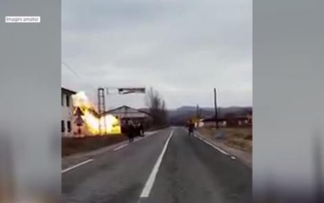 Miracol de Crăciun! Mai mulţi tineri au reuşit să scoată doi copii şi doi adulţi aflaţi într-o maşină în flăcări!