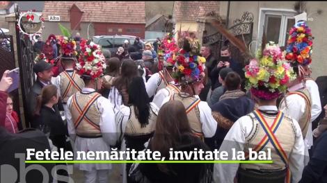 A fost sărbătoare mare într-o localitate din Alba. În a doua zi de Crăciun, zeci de tineri, în costume populare, au colindat fetele nemăritate