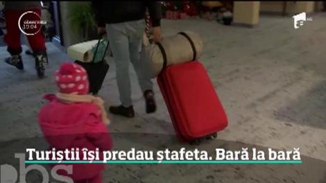 Sute de mii de români îşi predau ştafeta vacanţei