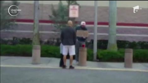 În preajma sărbătorilor, mai mulți americani s-au oferit să ajute un om al străzii