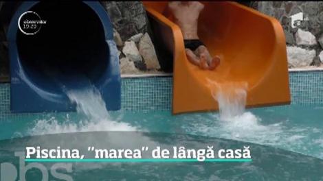 În plină iarnă, mii de oameni au dat costumul de schi pe cel de baie. Parcurile acvatice care oferă piscine interioare sunt pline în această perioadă