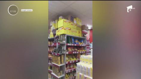 Somnoroase păsărele printre rafturi se adună. Nu este un vers dintr-o poezie, ci o scenă filmată de un client într-un supermarket din Dej!