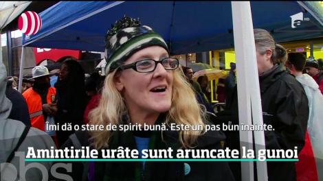 Înainte de intrarea în Noul An, newyorkezii aruncă amintirile urâte la gunoi