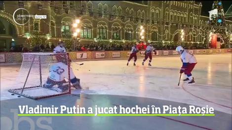 Vladimir Putin a jucat hochei pe patinoarul amenajat în Piaţa Roşie